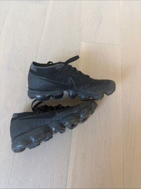 Nike Black VaporMax Flyknit Low-Top Sneakers women’s size 7/7.5